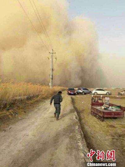 多地遭强沙尘暴侵袭，强沙尘暴视频